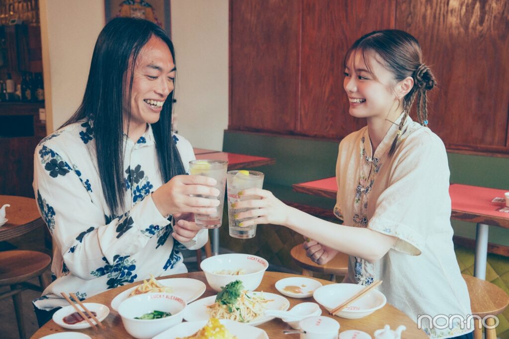 レモンの入ったハイボールで乾杯する紺野彩夏とLove Me Do