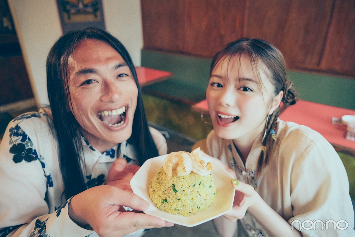 チャーハンを持ってポーズをとる紺野彩夏とLove Me Do