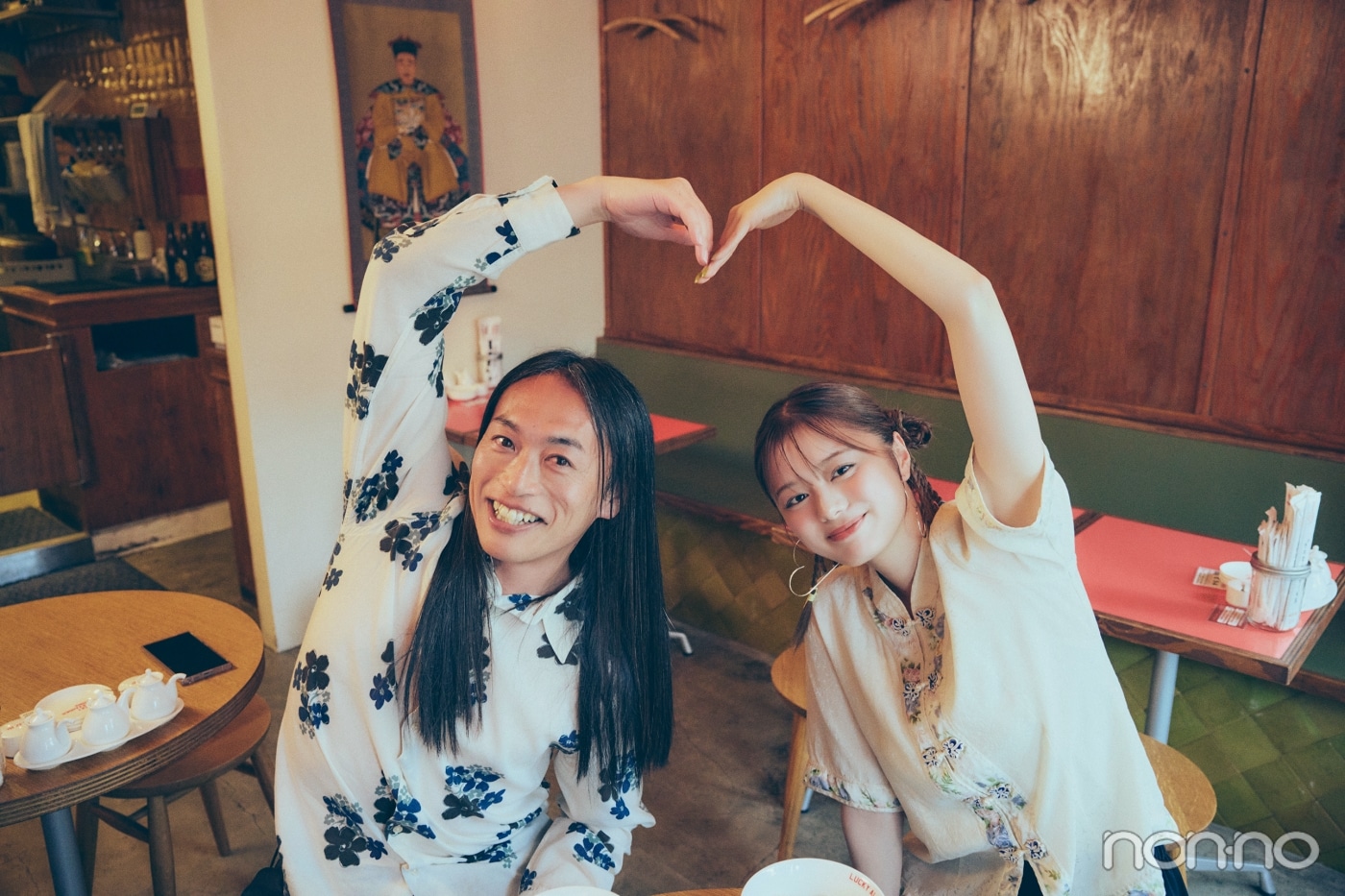 ふたりで大きなハートポーズをつくる紺野彩夏とLove Me Do