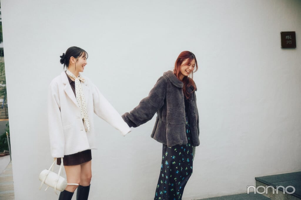 店の外で手を繋いで笑う紺野彩夏と横田真悠