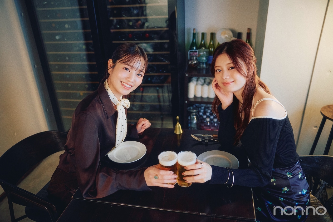 乾杯する紺野彩夏と横田真悠
