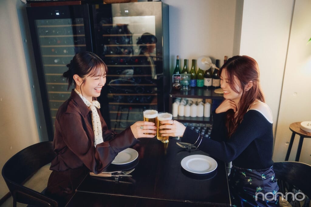 乾杯しながら笑う紺野彩夏と横田真悠