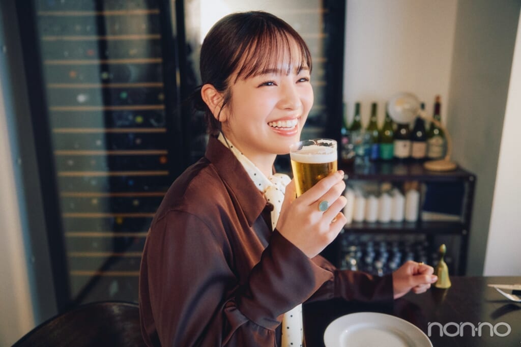 ビールを持って笑う横田真悠