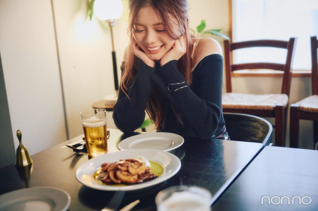 マッシュルームとトマトとブッラータのサラダを見て笑う紺野彩夏