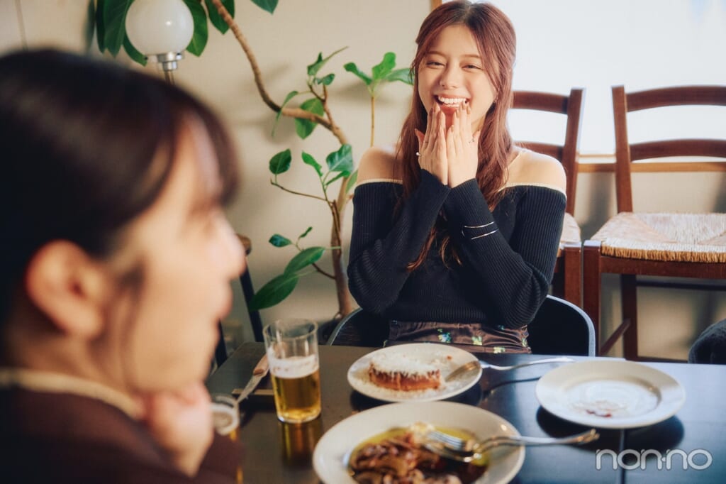 食事しながら笑う紺野彩夏