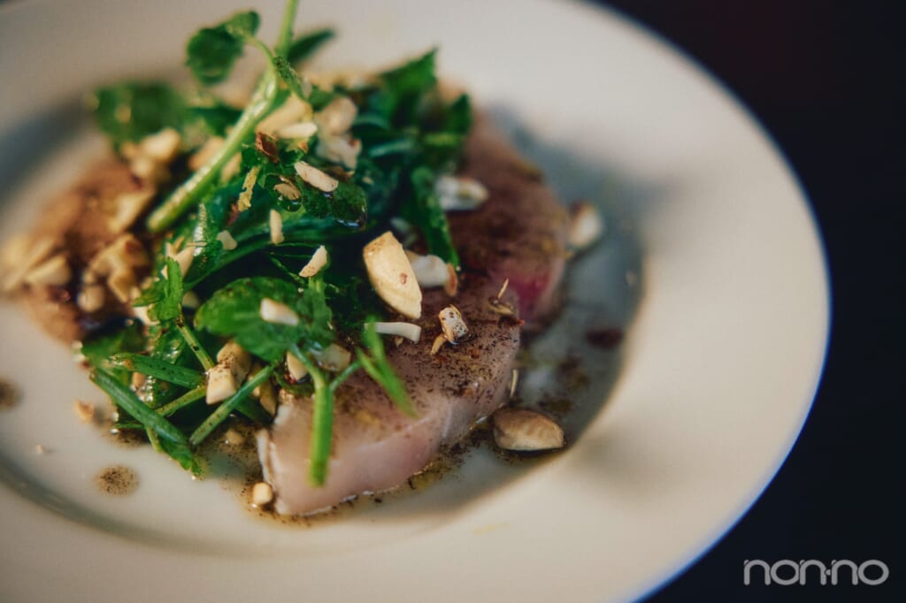 サワラのカルパッチョがのった皿