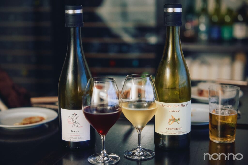 白ワインと赤ワインボトル