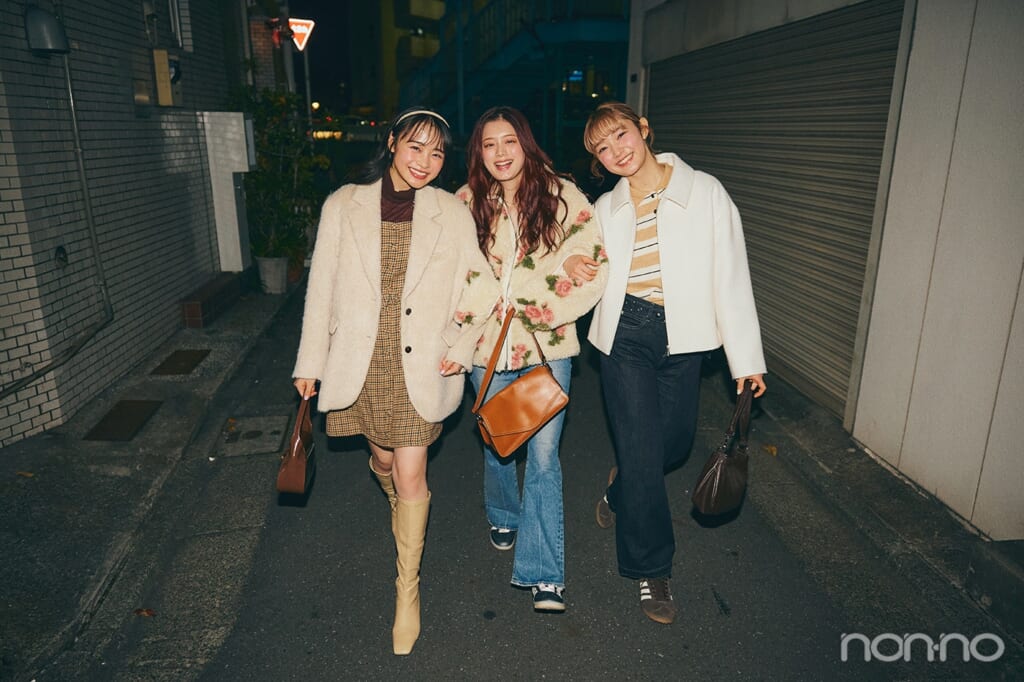 路地を歩く小宮山莉渚、紺野彩夏、林芽亜里