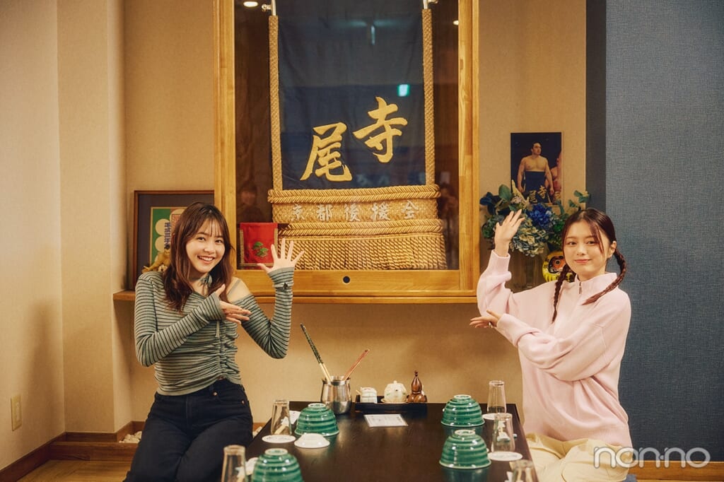 化粧まわしの前に座る久間田琳加と紺野彩夏