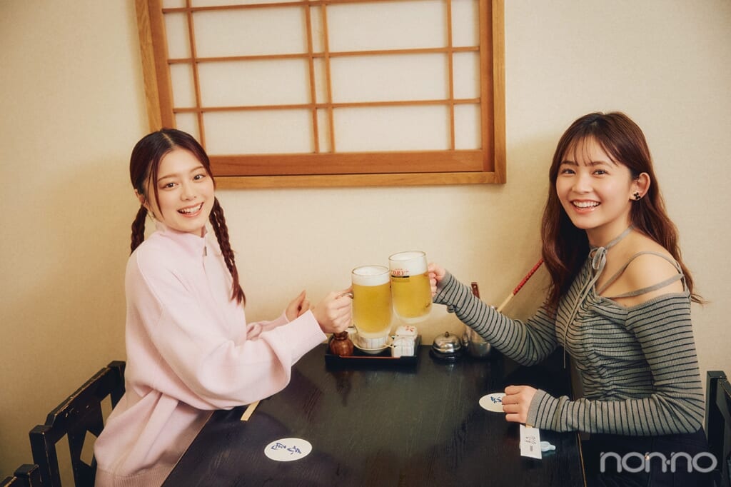 乾杯する久間田琳加と紺野彩夏