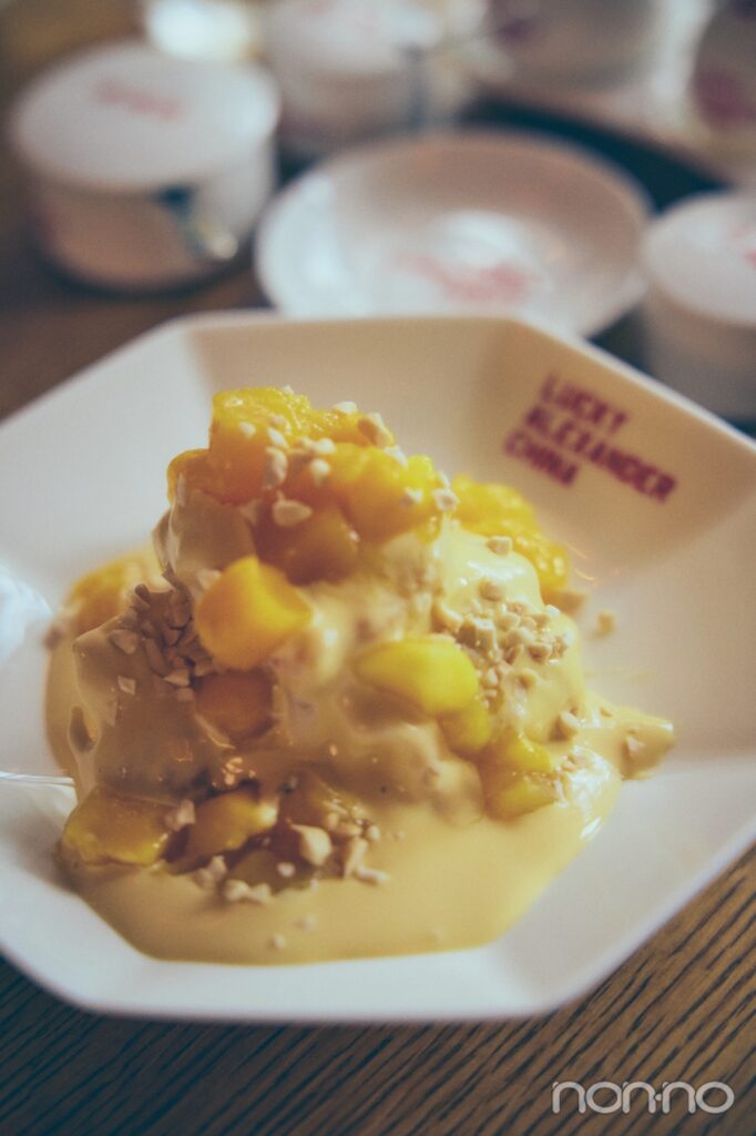 えびにマンゴーのソースがかかった料理