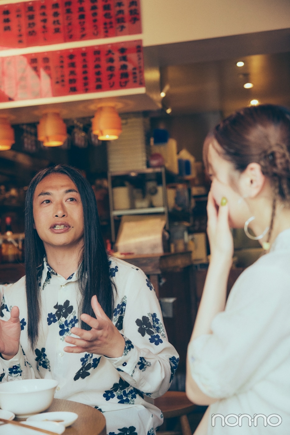 紺野彩夏の方を向いて話すLove Me Do