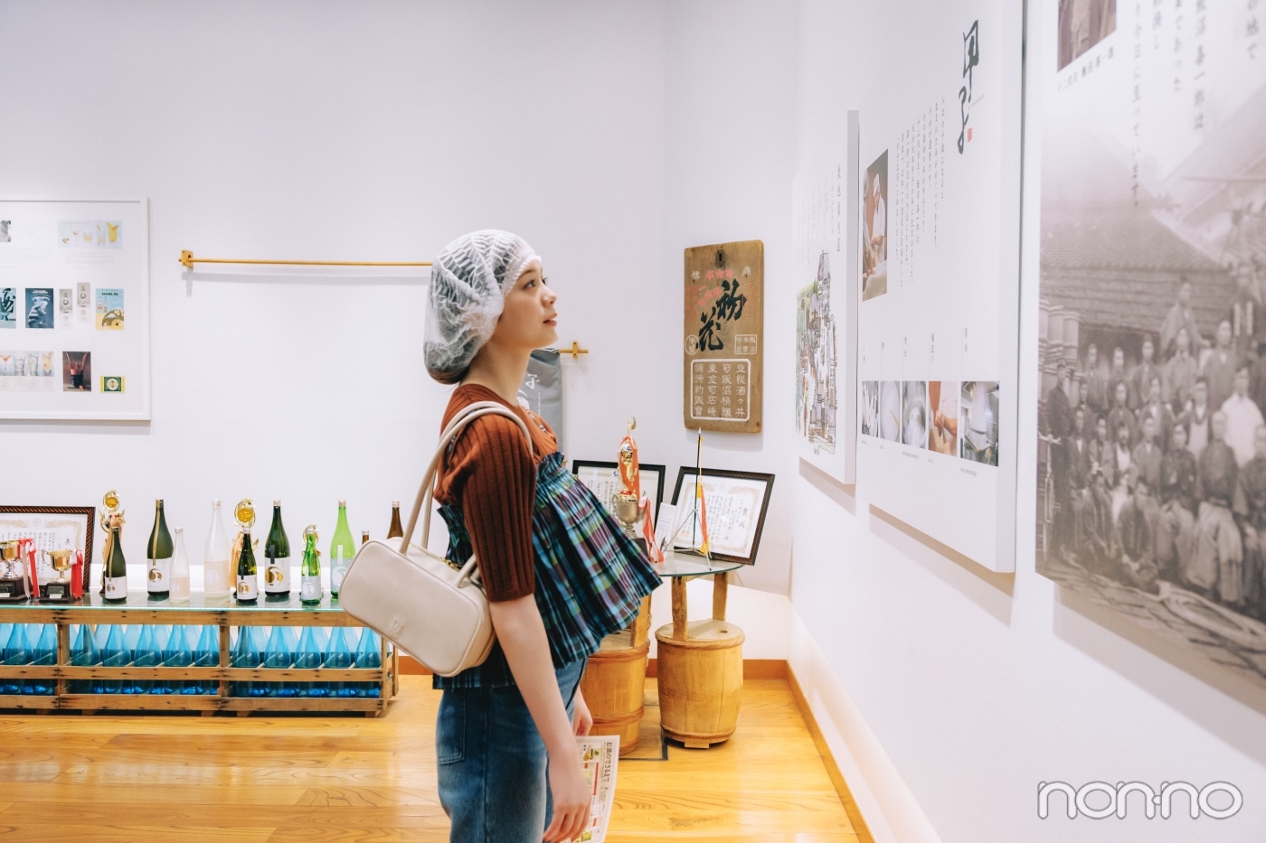 頭にキャップを被りパネルを見る紺野彩夏