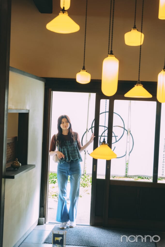 店内に入る紺野彩夏