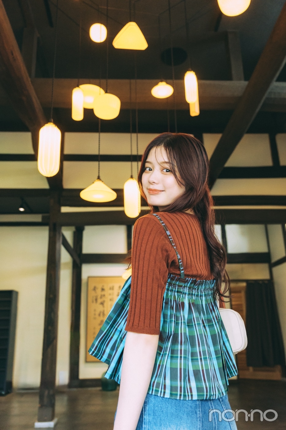 日本家屋の中に立って振り返る紺野彩夏