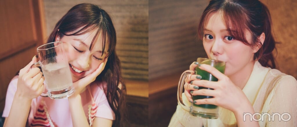 お酒を飲む紺野彩夏と佐藤和奏のアップ