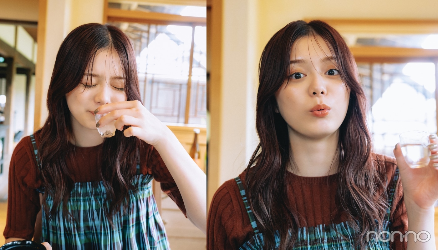 日本酒の匂いを嗅ぎ、飲む紺野彩夏