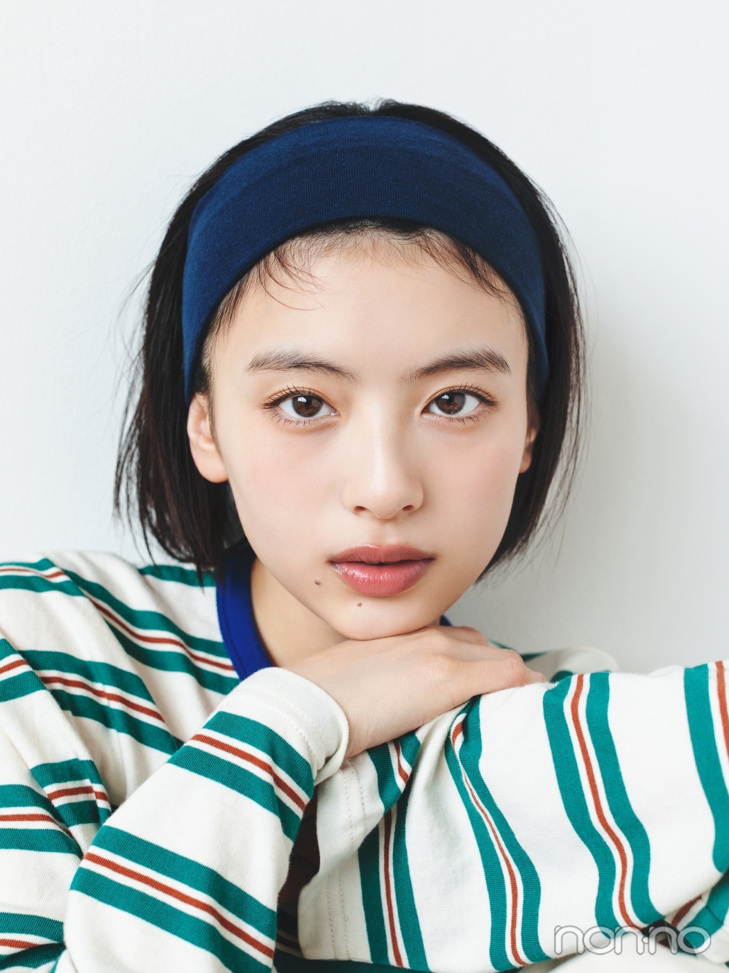 紺色のヘアバンドをした出口夏希の寄り