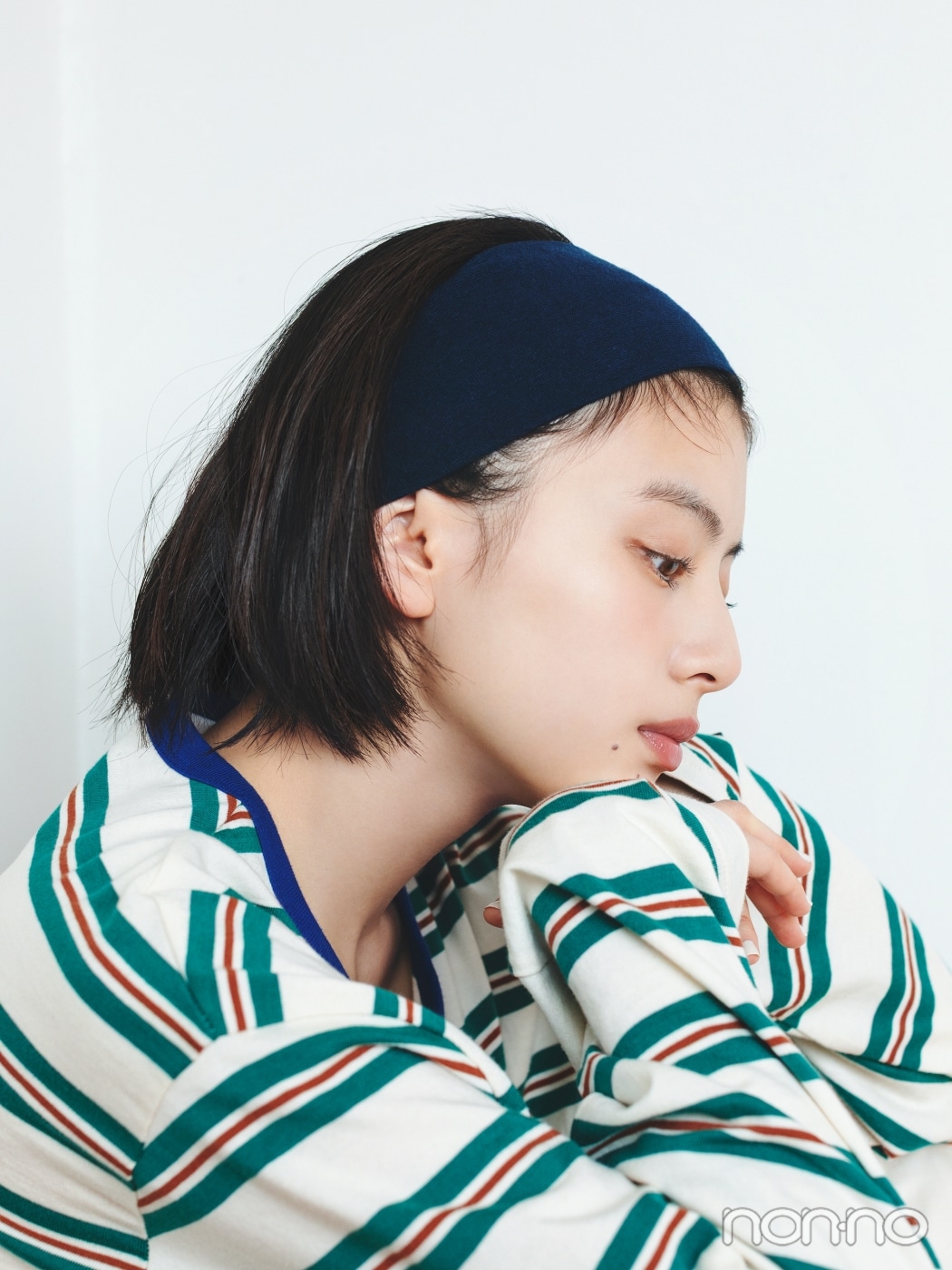 紺色のヘアバンドをした出口夏希の横顔