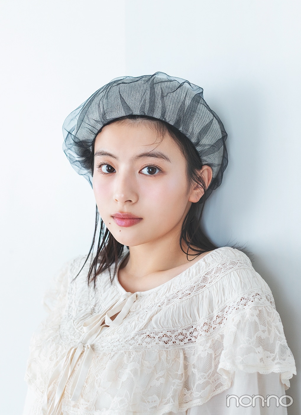 チュールベレーをかぶった出口夏希のアップ
