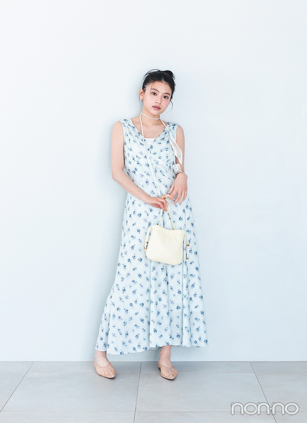ミントグリーンのワンピースを着た出口夏希の全身