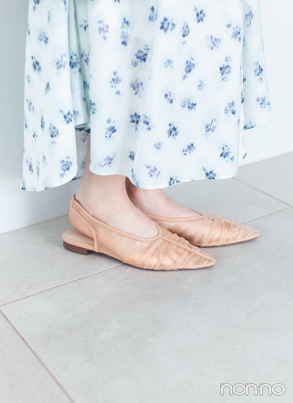 ベージュのメッシュのパンプスを履いた足元