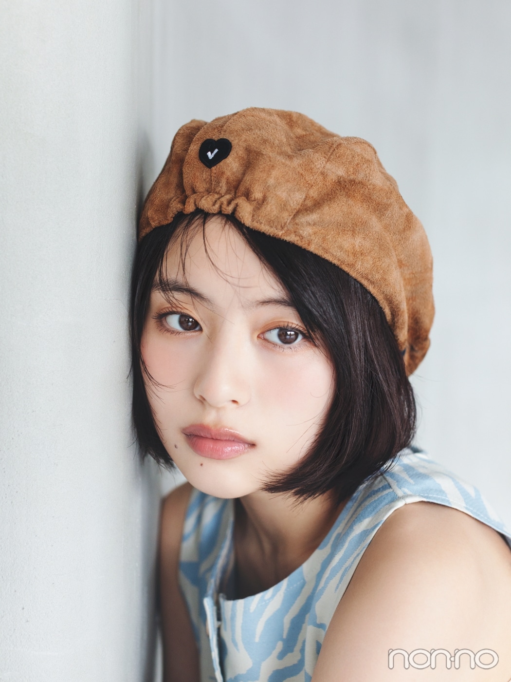 ハンチング帽をかぶったボブヘアの出口夏希