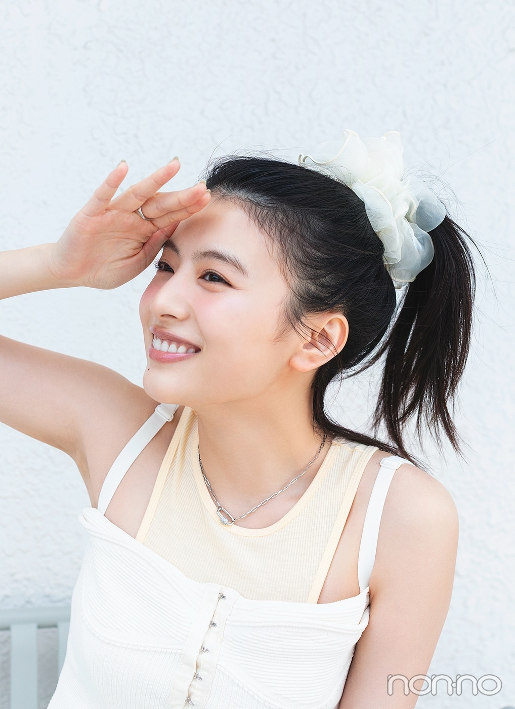 シュシュで髪をひとつにまとめた出口夏希のアップ