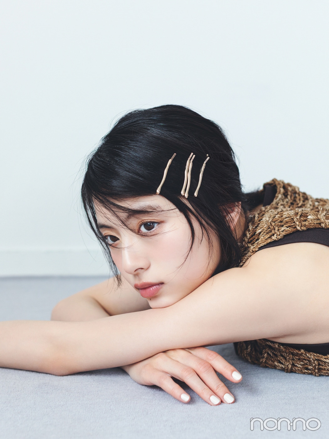 ウェービィなゴールドピンを顔周りにランダムにとめた出口夏希