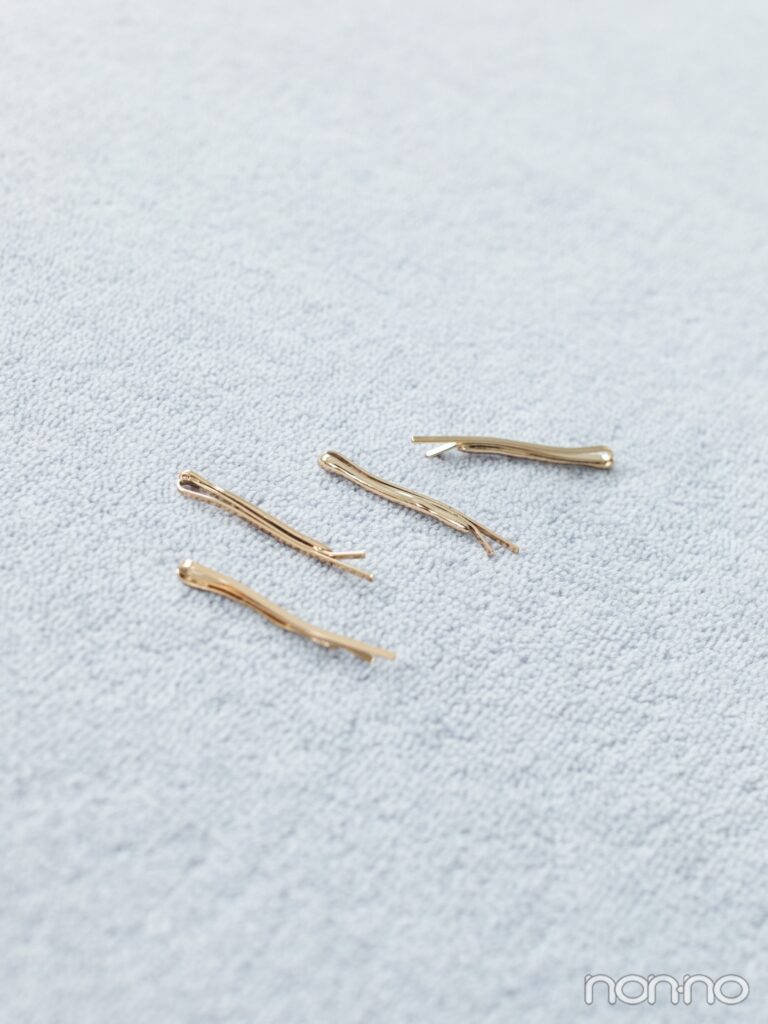 床に置いたゴールドのピン4本の商品カット