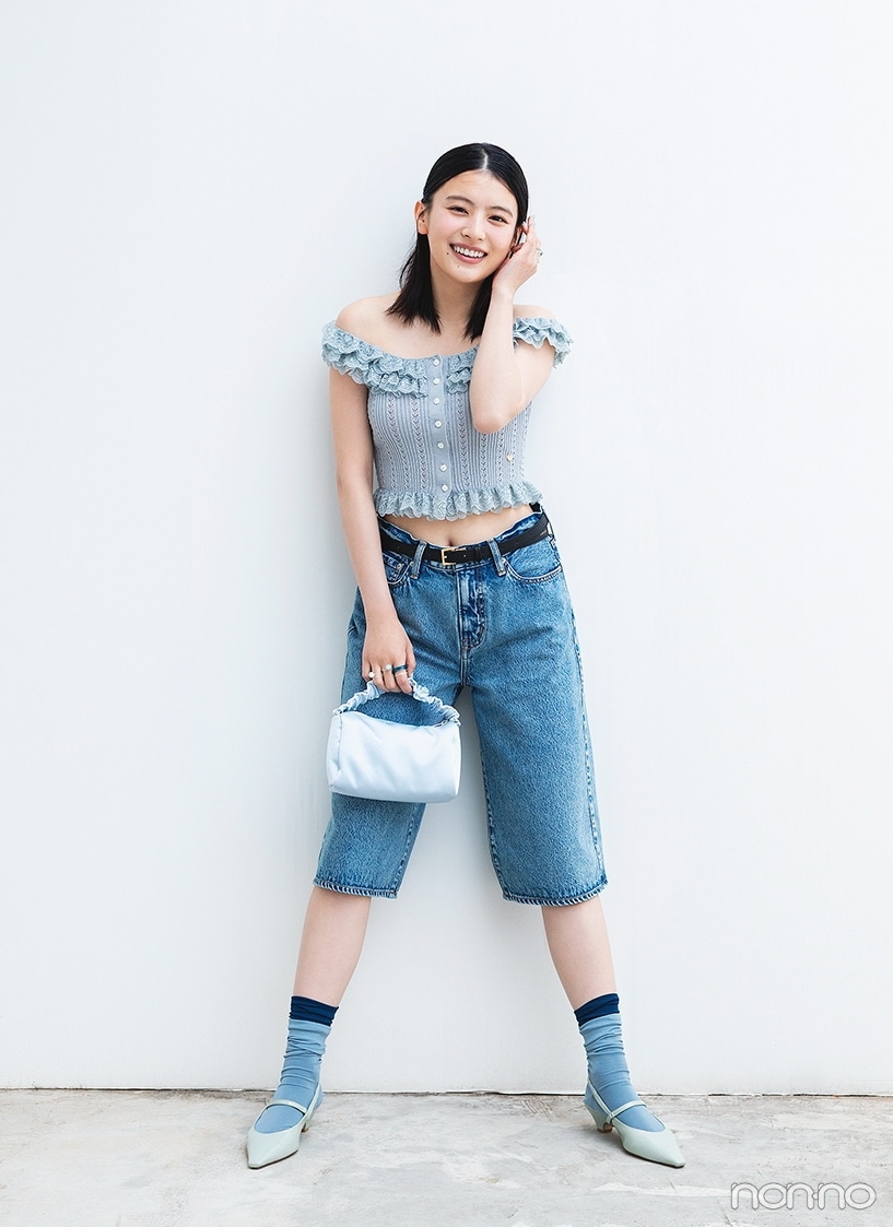 グレーのオフショルにデニムハーフパンツを履いた出口夏希の全身