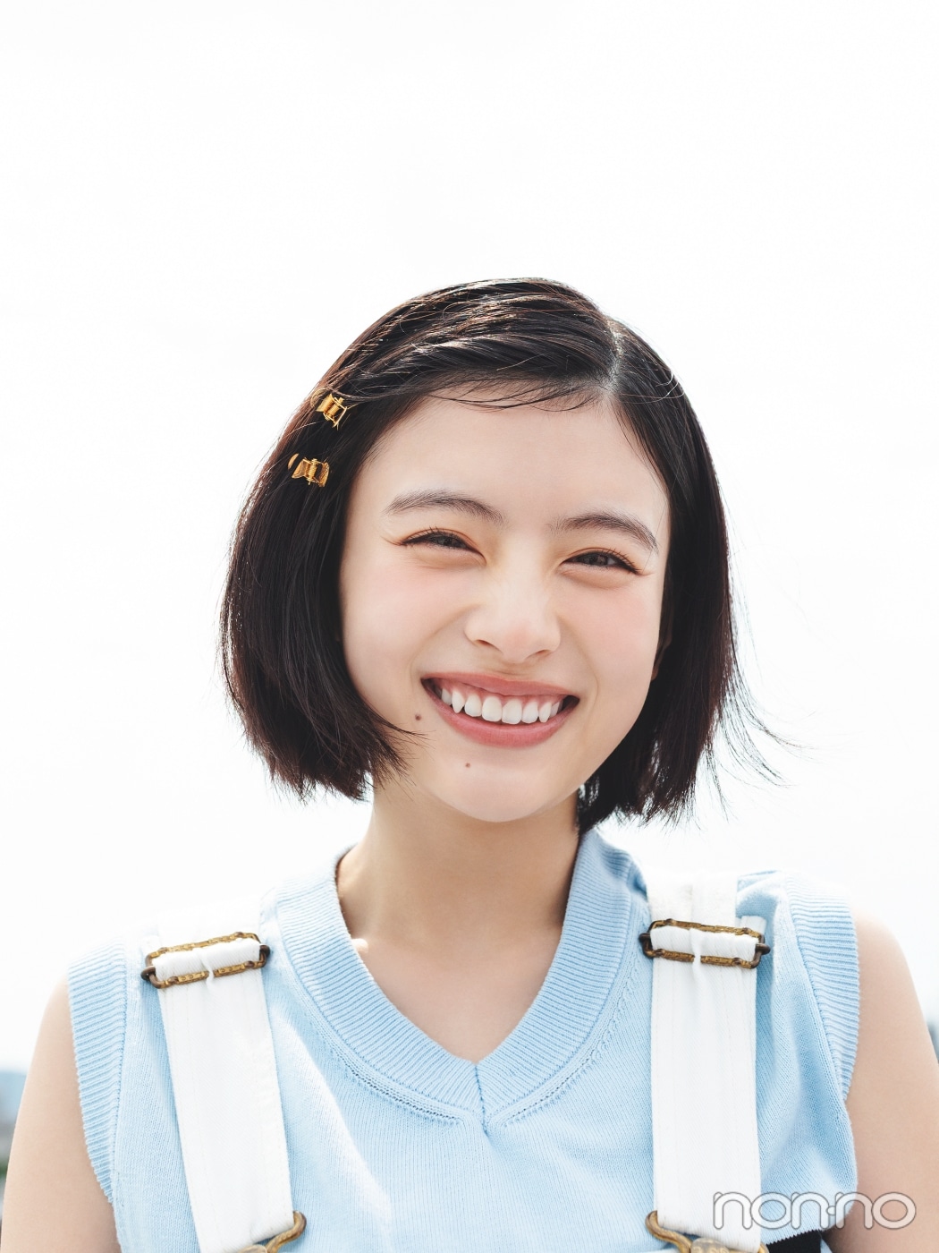 前髪にゴールドのクリップを二つ留めて、大きく笑う出口夏希