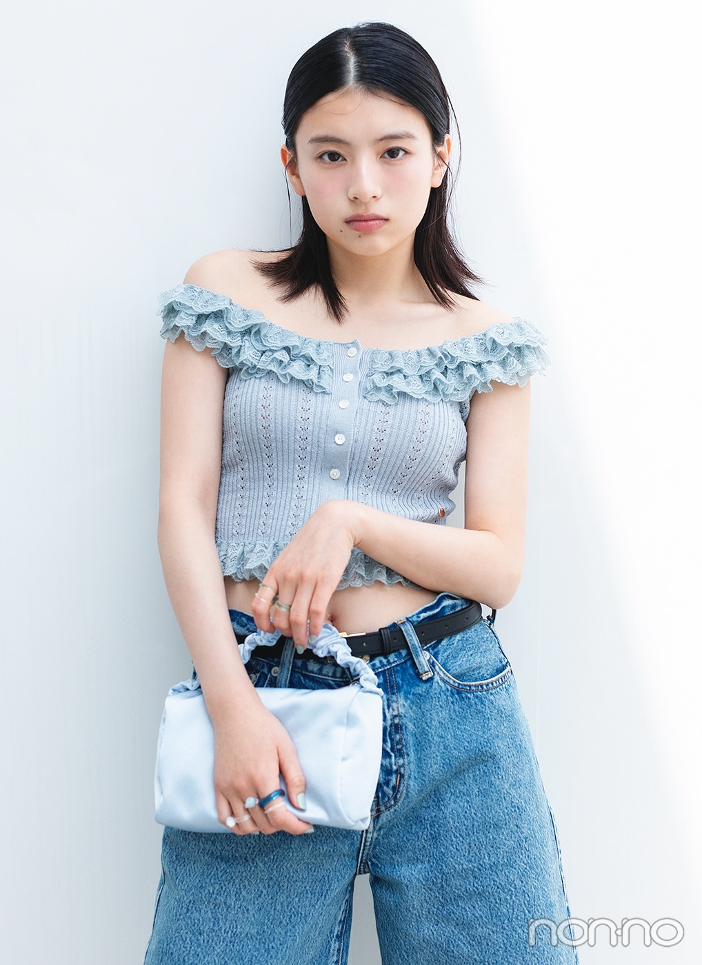 レースオフショル×デニムハーフパンツコーデの出口夏希