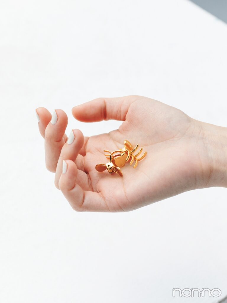 手のひらにのせたゴールドクリップ２個の商品カット