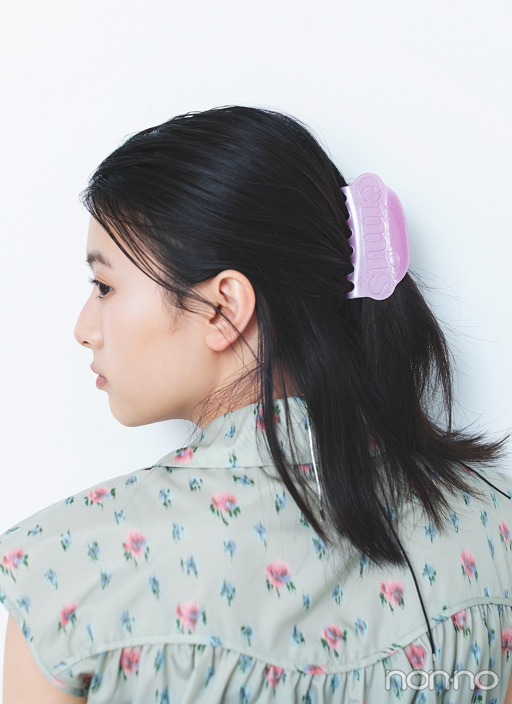 ピンクのヘアクリップで後ろ髪をまとめた出口夏希のアップ