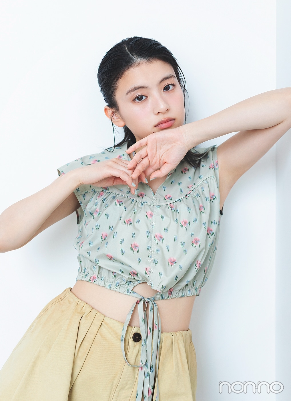 花柄ブラウスにベージュのフレアミニスカートを着た出口夏希の上半身
