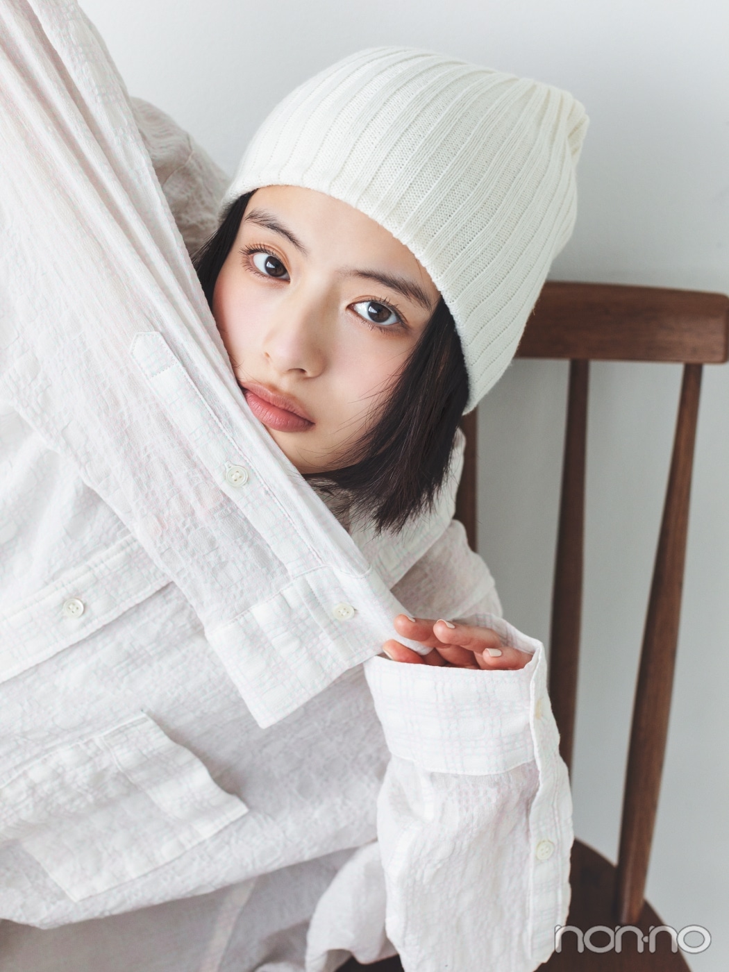 白いニット帽を被った出口夏希