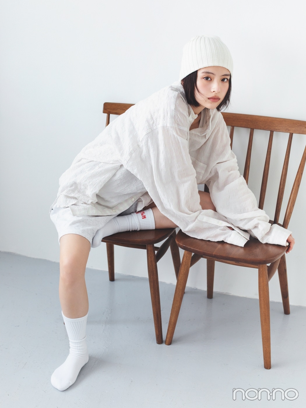 出口夏希の大学生の一週間コーデ、火曜日のシャツスタイル