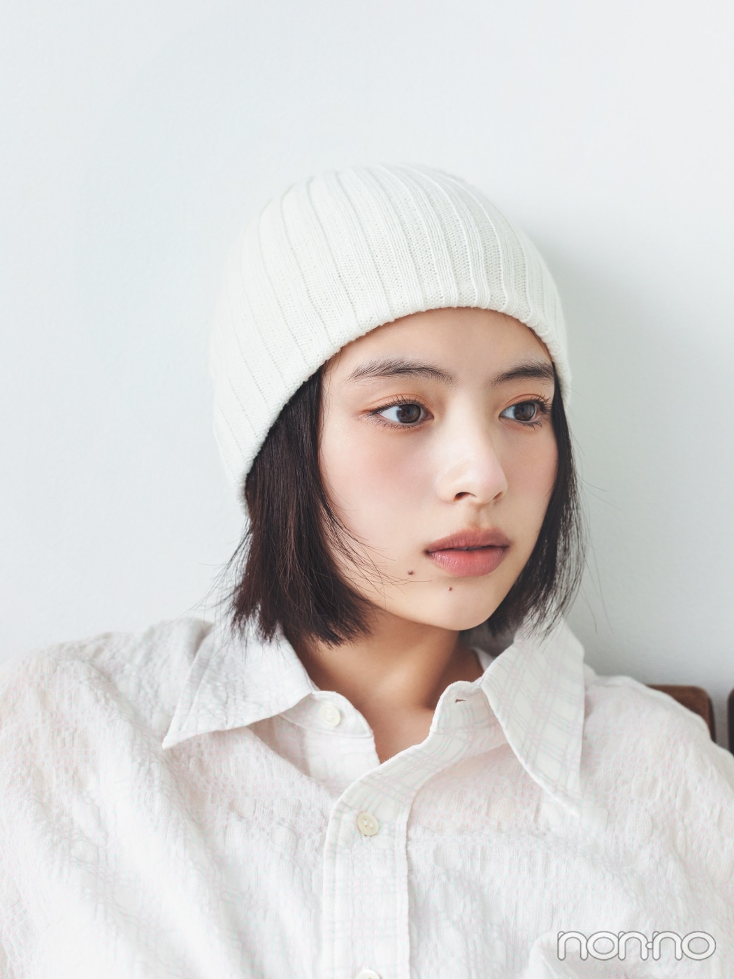 白いニット帽を被った出口夏希のバストアップ