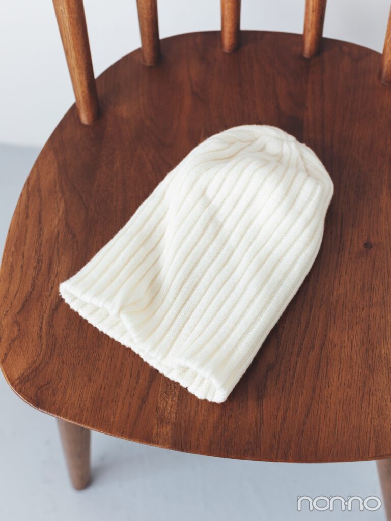 椅子の上に置いたリブの白ニット帽