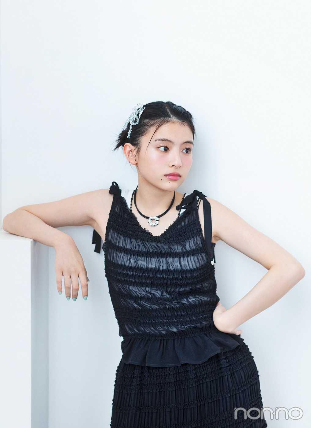 透け感のある黒のセットアップを着た出口夏希のバストアップ