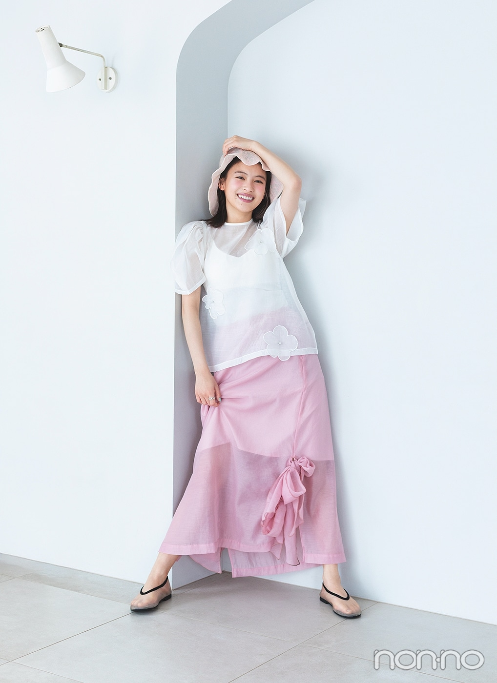 白いブラウスにピンクのスカートを履いて笑う出口夏希の全身