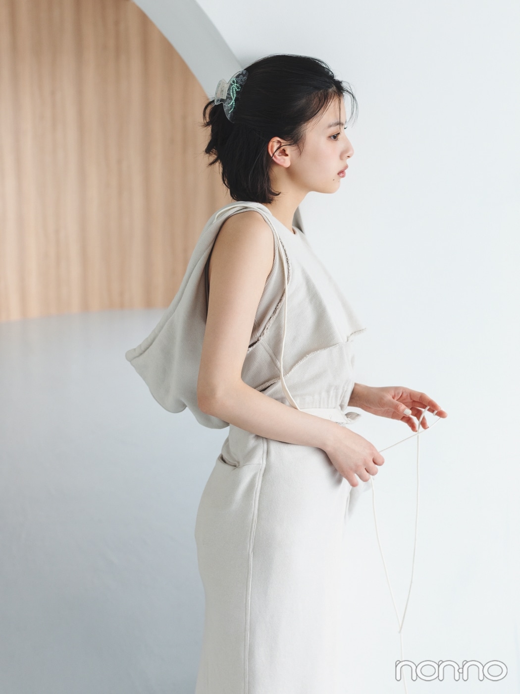 ラインストーンつきバンスクリップをつけた出口夏希