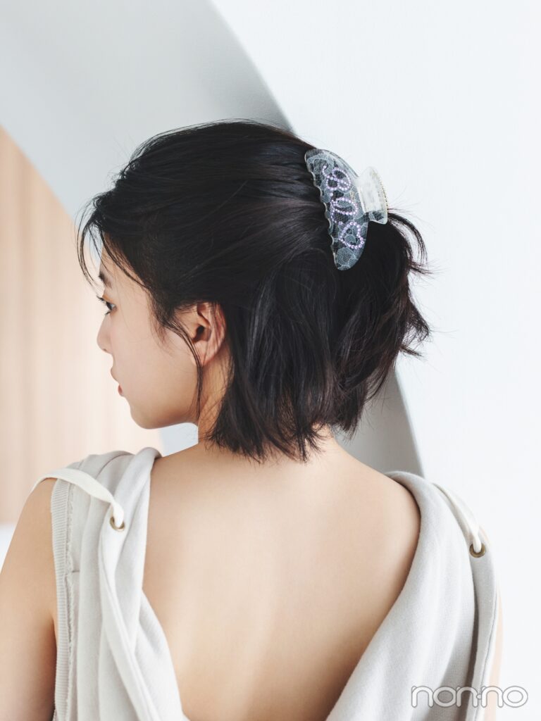 ハーフアップにしてクリップでとめた出口夏希の後ろ姿