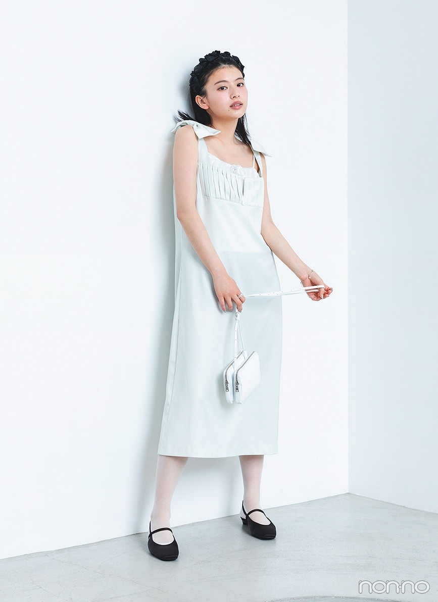 サテンのワンピースを着た出口夏希の全身