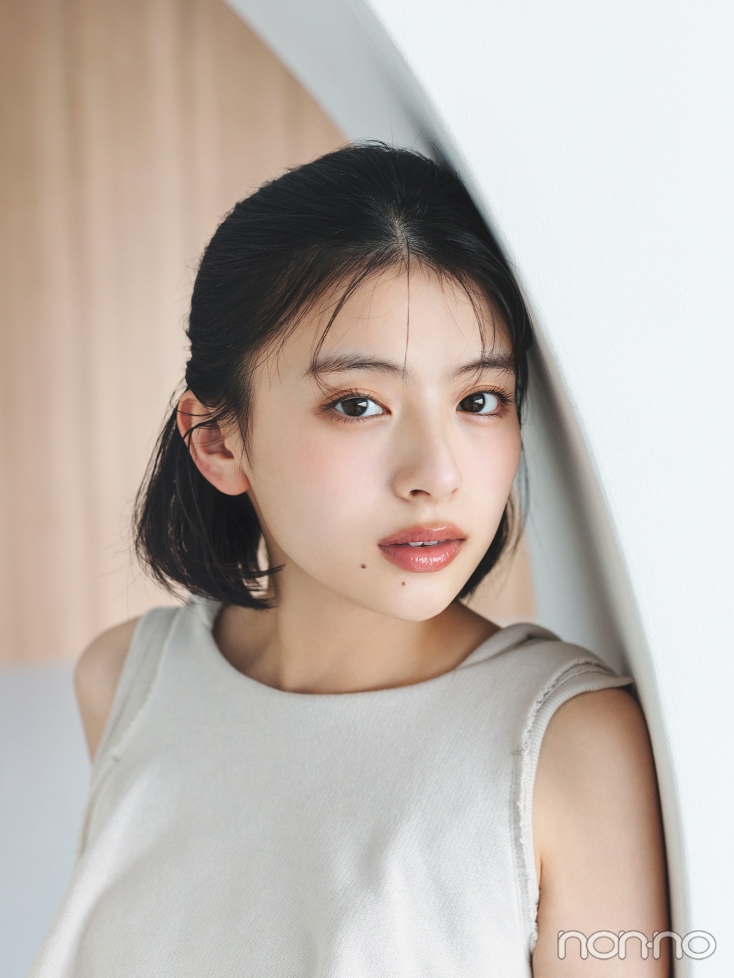 ハーフアップにした出口夏希のバストアップ