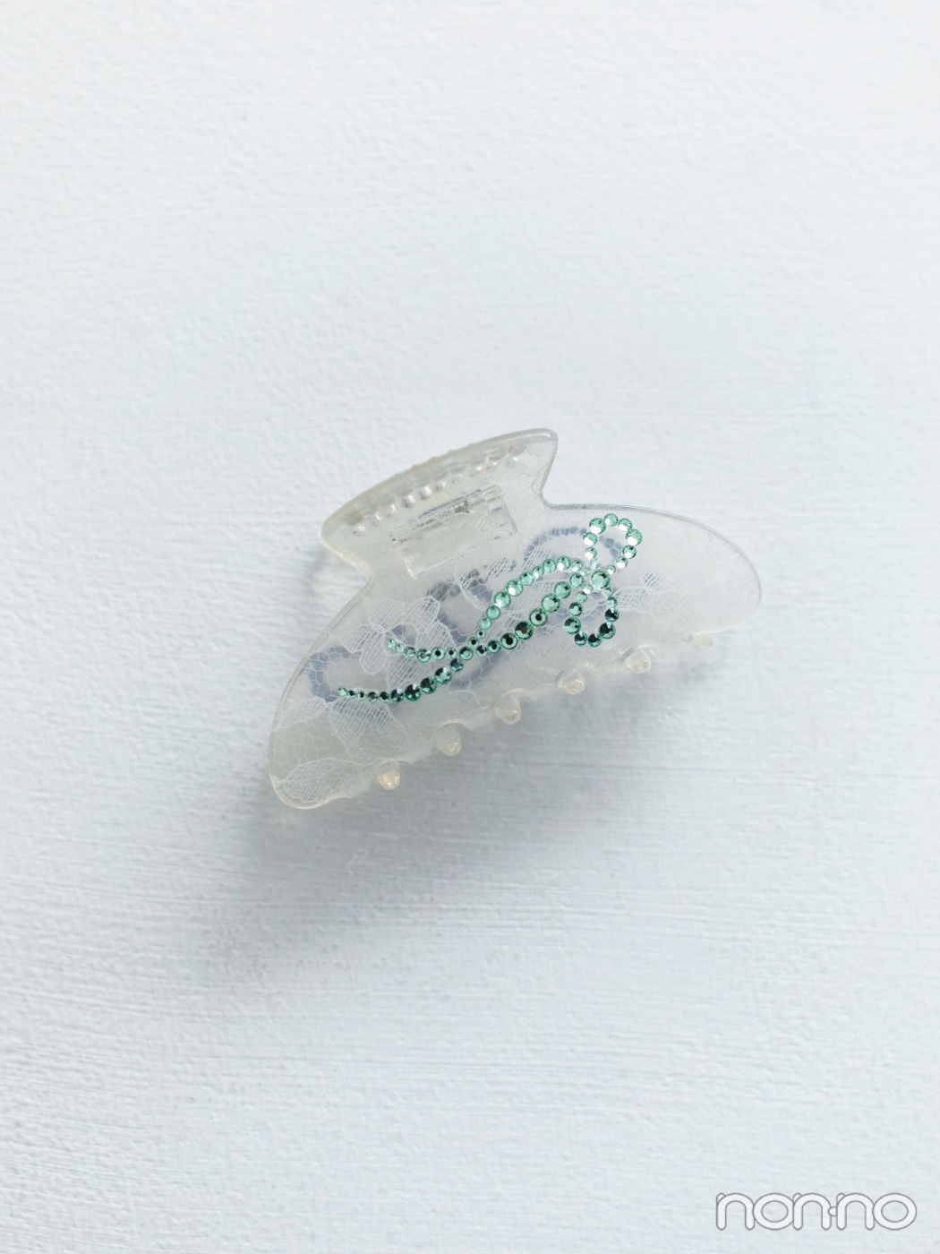 白っぽいクリアにラインストーンのついたヘアクリップ