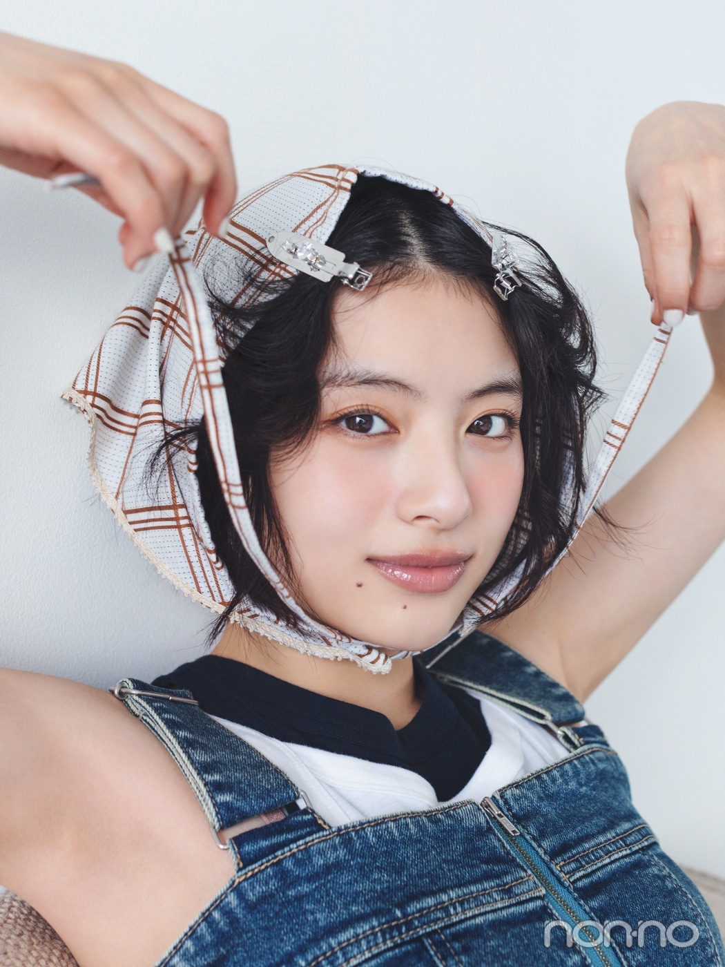 チェックのバブーシュカを巻いた出口夏希