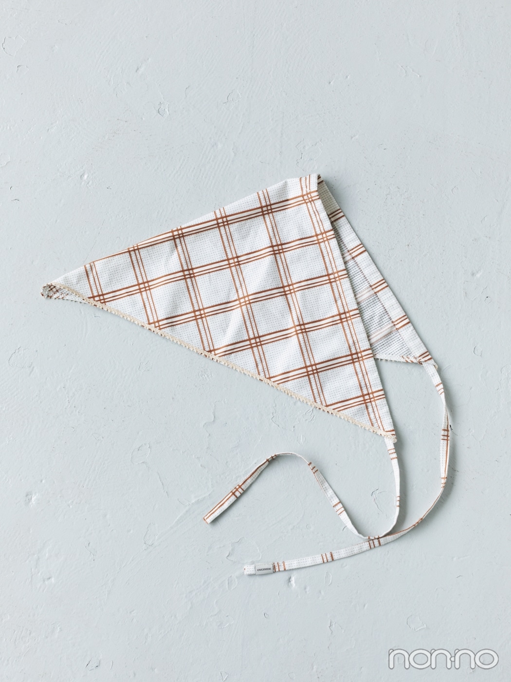 床に置いたチェックのバブーシュカ