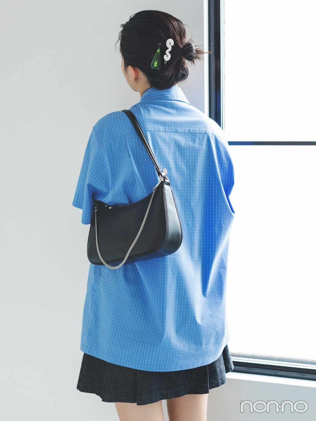 おだんごヘアにモチーフピンをつけた出口夏希